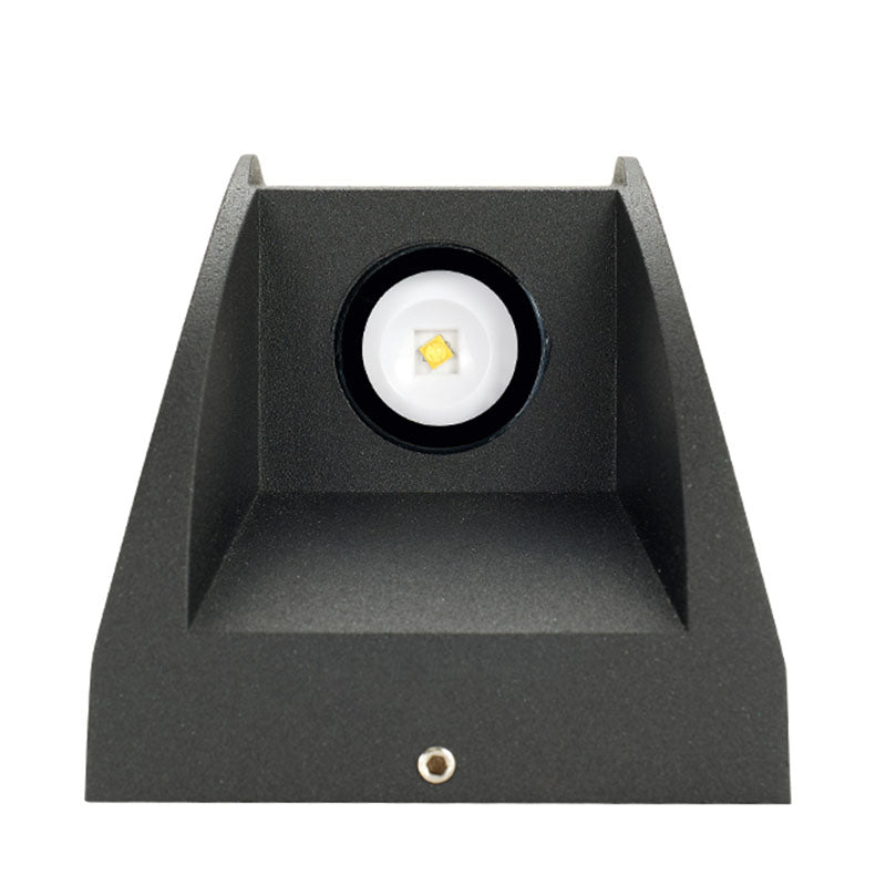 Prononi murali minimalisti contemporanei su e giù per il corridoio del portico