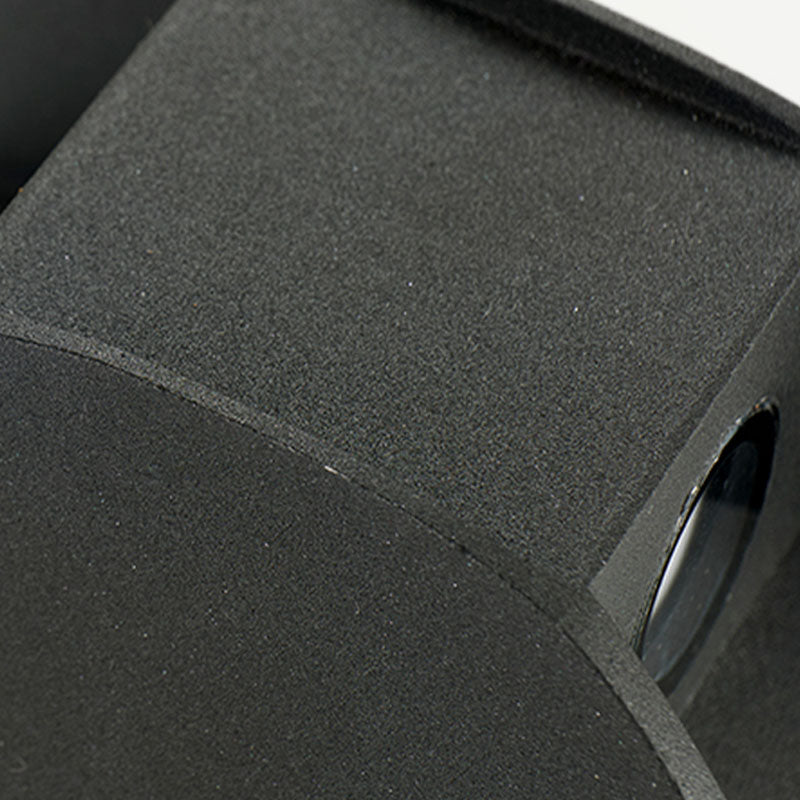 Prononi murali minimalisti contemporanei su e giù per il corridoio del portico