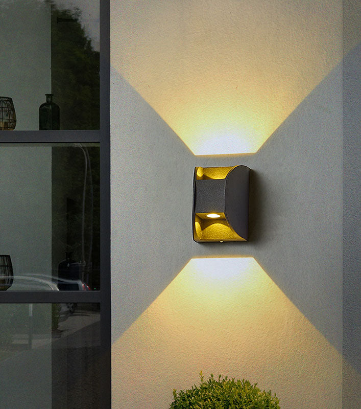 Prononi murali minimalisti contemporanei su e giù per il corridoio del portico