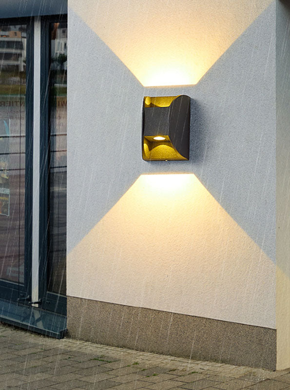 Prononi murali minimalisti contemporanei su e giù per il corridoio del portico