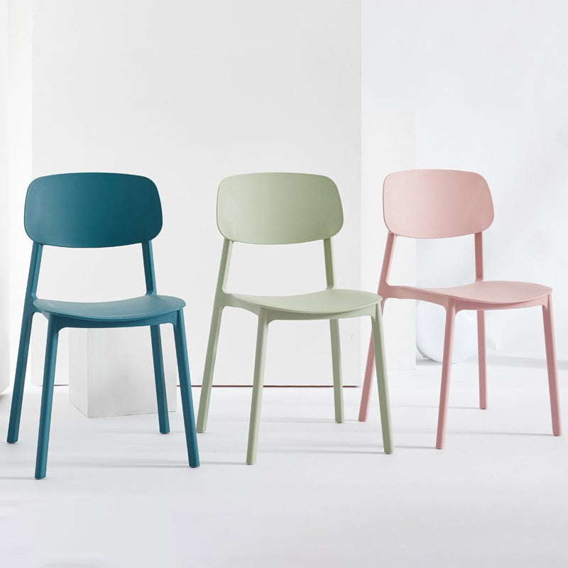 Stapelbarer Beistellstuhl aus Kunststoff im minimalistischen Stil. Bunte armlose Esszimmerstühle für den Heimgebrauch