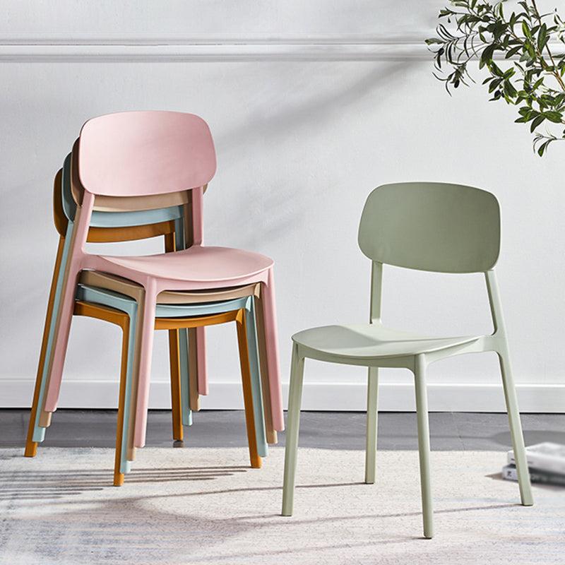 Stapelbarer Beistellstuhl aus Kunststoff im minimalistischen Stil. Bunte armlose Esszimmerstühle für den Heimgebrauch