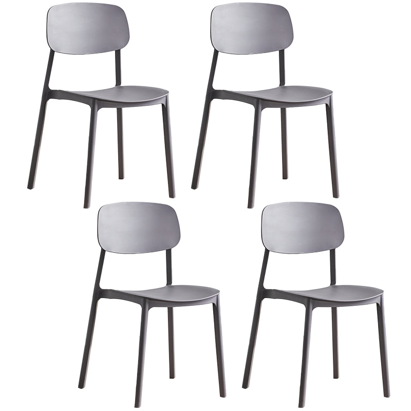 Stapelbarer Beistellstuhl aus Kunststoff im minimalistischen Stil. Bunte armlose Esszimmerstühle für den Heimgebrauch