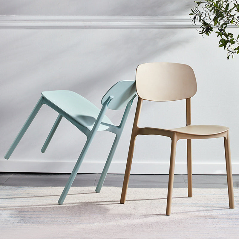 Stapelbarer Beistellstuhl aus Kunststoff im minimalistischen Stil. Bunte armlose Esszimmerstühle für den Heimgebrauch