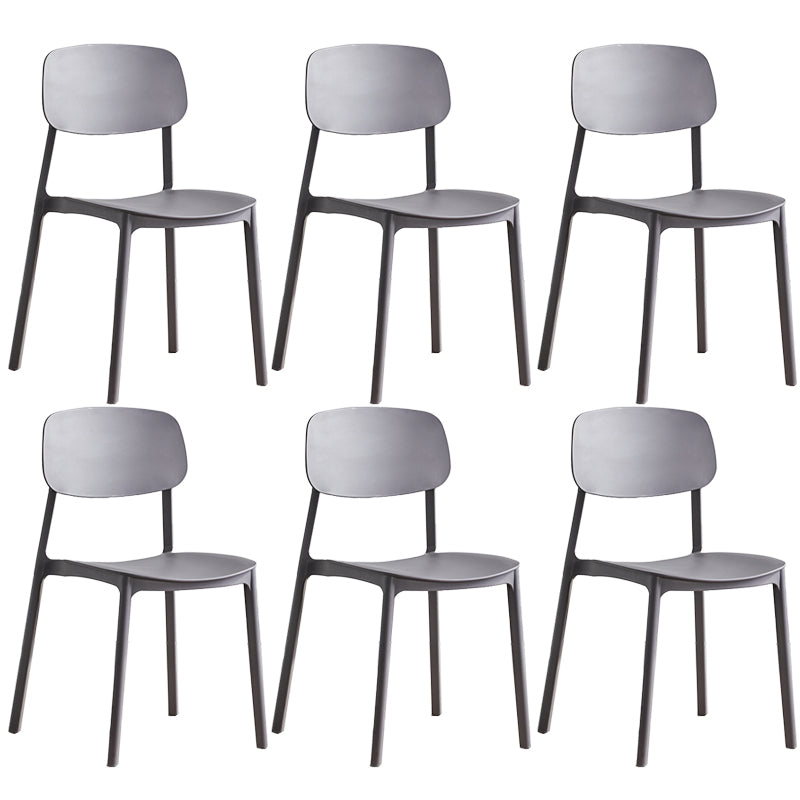 Stapelbarer Beistellstuhl aus Kunststoff im minimalistischen Stil. Bunte armlose Esszimmerstühle für den Heimgebrauch