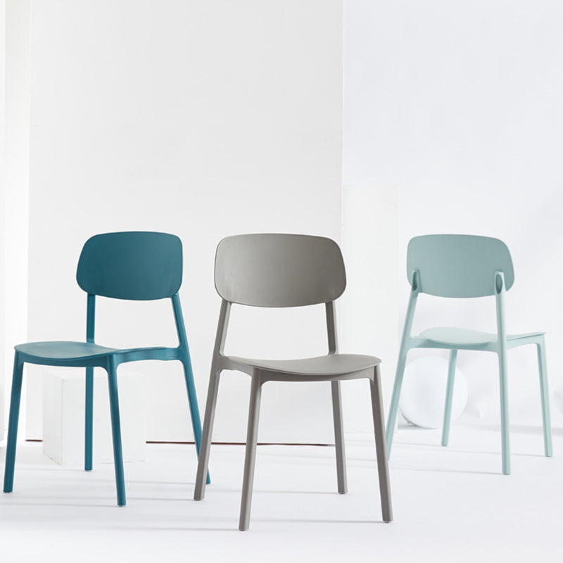 Stapelbarer Beistellstuhl aus Kunststoff im minimalistischen Stil. Bunte armlose Esszimmerstühle für den Heimgebrauch