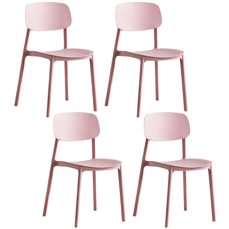 Stapelbarer Beistellstuhl aus Kunststoff im minimalistischen Stil. Bunte armlose Esszimmerstühle für den Heimgebrauch