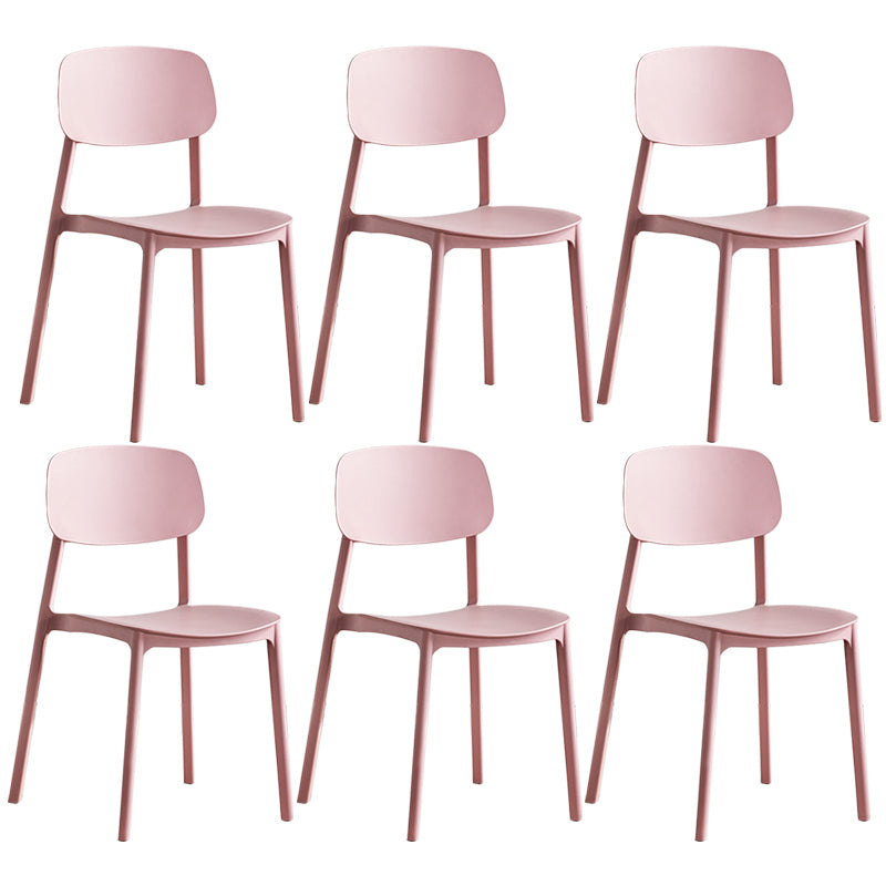 Stapelbarer Beistellstuhl aus Kunststoff im minimalistischen Stil. Bunte armlose Esszimmerstühle für den Heimgebrauch