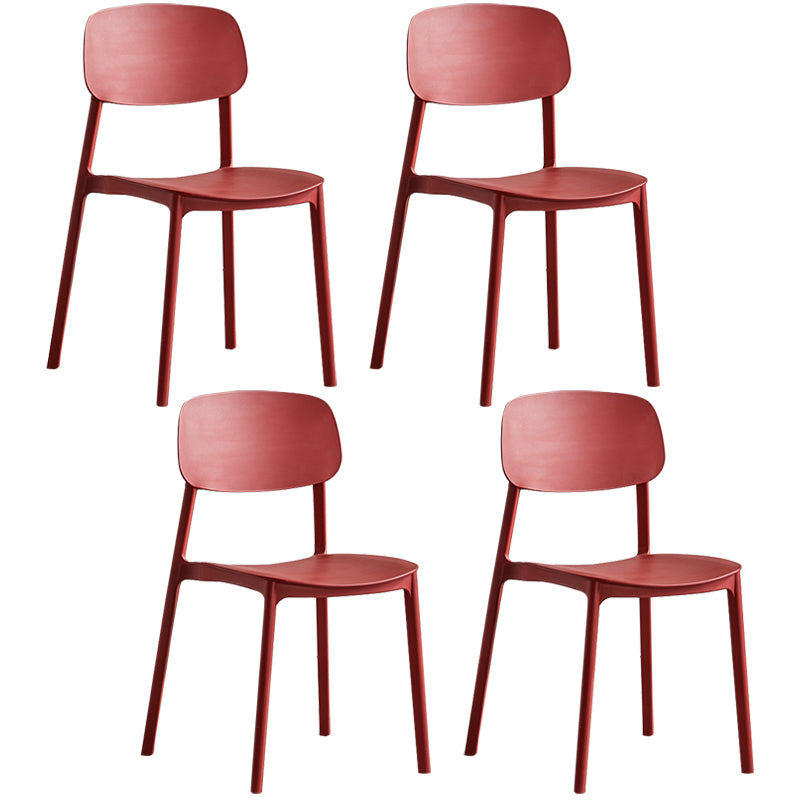Stapelbarer Beistellstuhl aus Kunststoff im minimalistischen Stil. Bunte armlose Esszimmerstühle für den Heimgebrauch