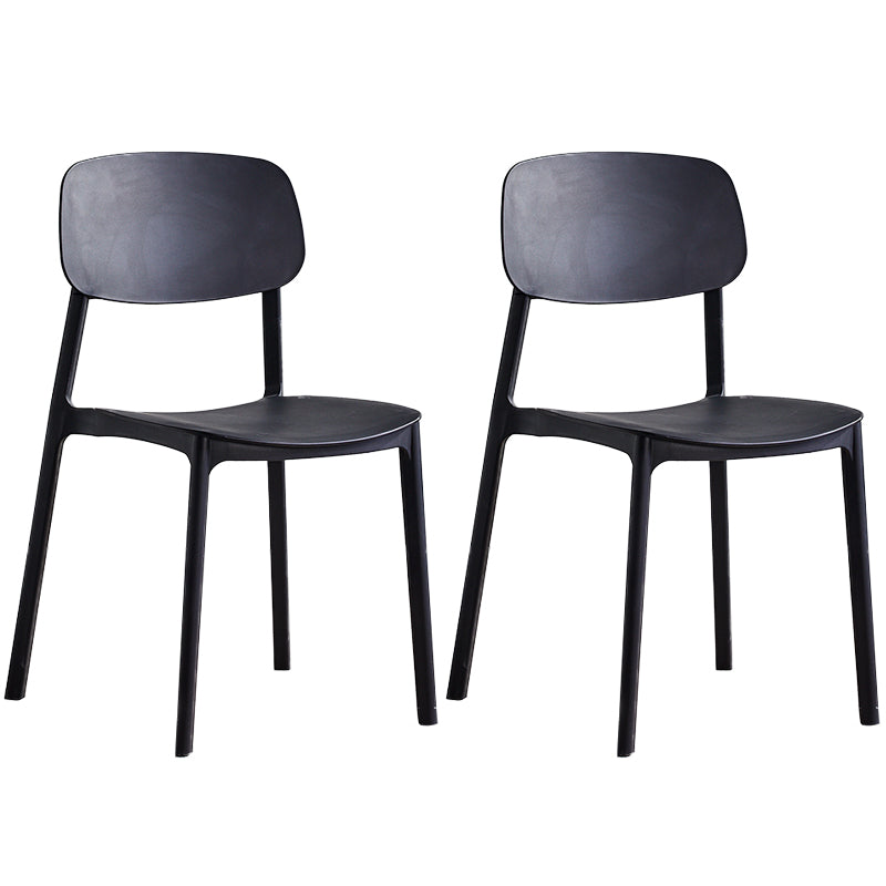 Stapelbarer Beistellstuhl aus Kunststoff im minimalistischen Stil. Bunte armlose Esszimmerstühle für den Heimgebrauch