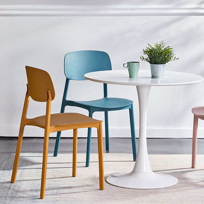 Stapelbarer Beistellstuhl aus Kunststoff im minimalistischen Stil. Bunte armlose Esszimmerstühle für den Heimgebrauch