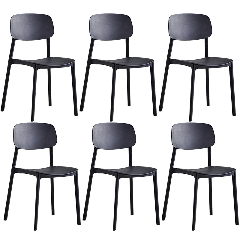 Stapelbarer Beistellstuhl aus Kunststoff im minimalistischen Stil. Bunte armlose Esszimmerstühle für den Heimgebrauch