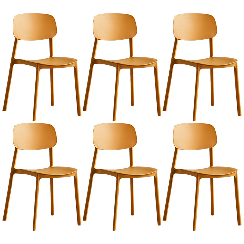 Stapelbarer Beistellstuhl aus Kunststoff im minimalistischen Stil. Bunte armlose Esszimmerstühle für den Heimgebrauch