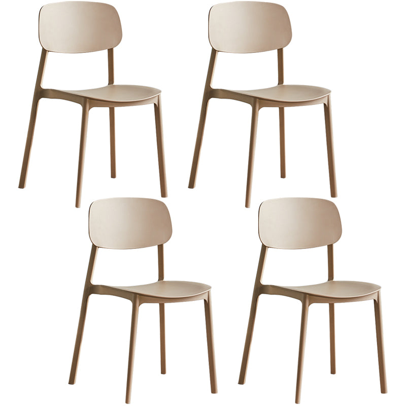 Stapelbarer Beistellstuhl aus Kunststoff im minimalistischen Stil. Bunte armlose Esszimmerstühle für den Heimgebrauch