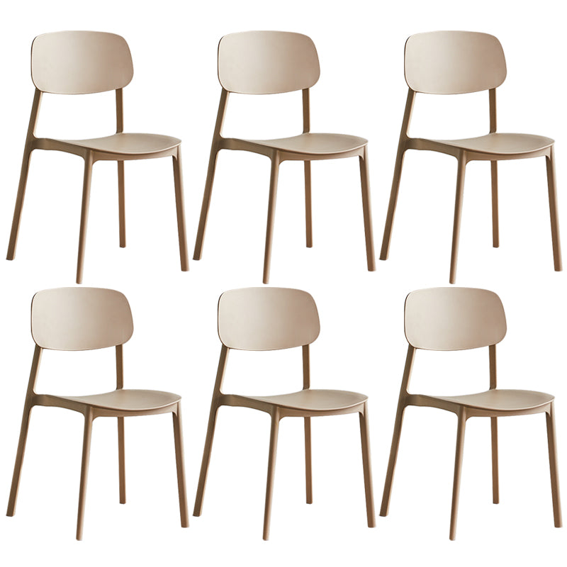 Stapelbarer Beistellstuhl aus Kunststoff im minimalistischen Stil. Bunte armlose Esszimmerstühle für den Heimgebrauch