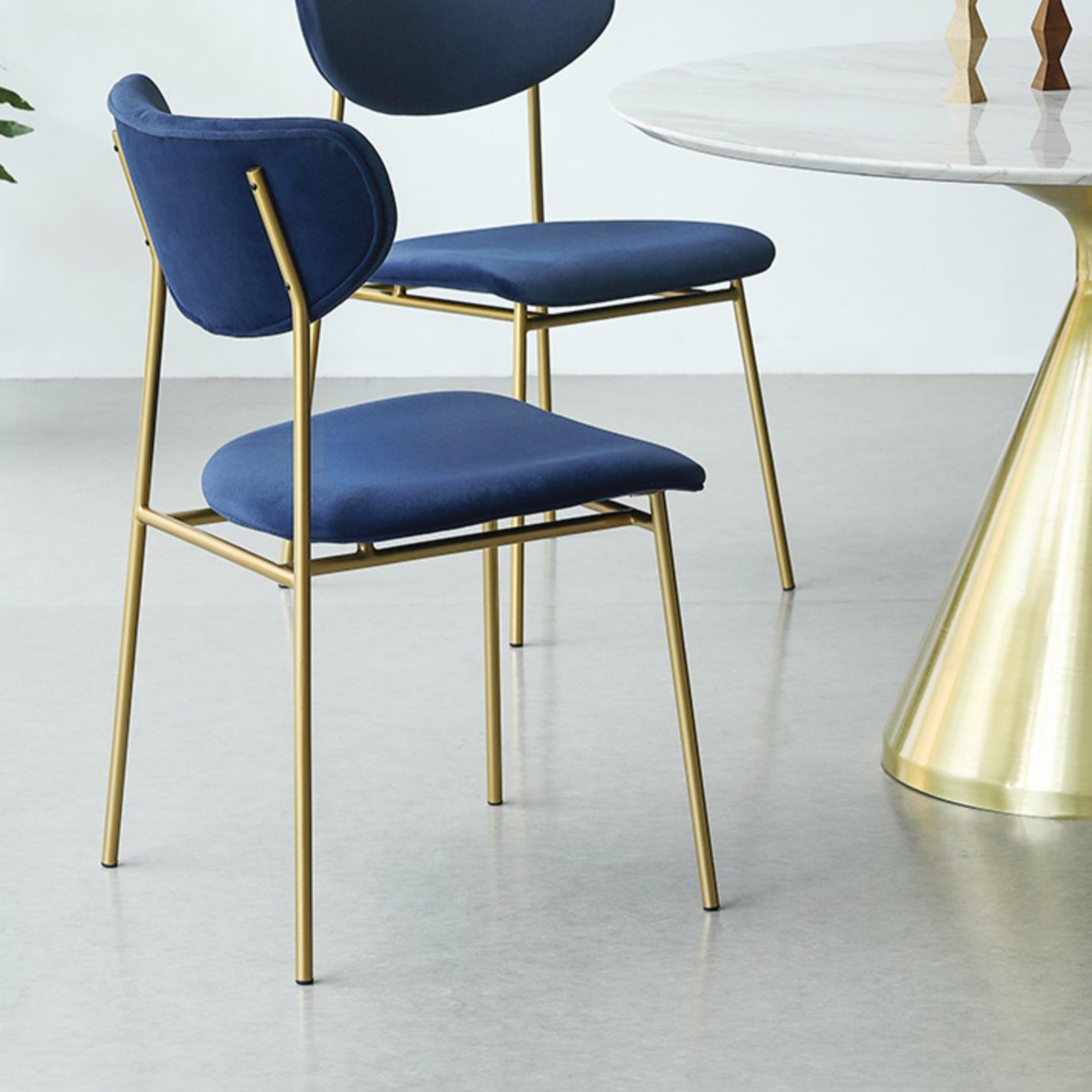 Chaise latérale de restaurant contemporaine en cuir, chaise de salle à manger ouverte de couleur foncée