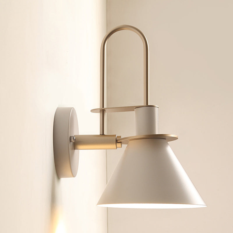 Lámpara de pared de macaron de hierro lacado en moderna luz de pared simple de estilo nórdico para dormitorio