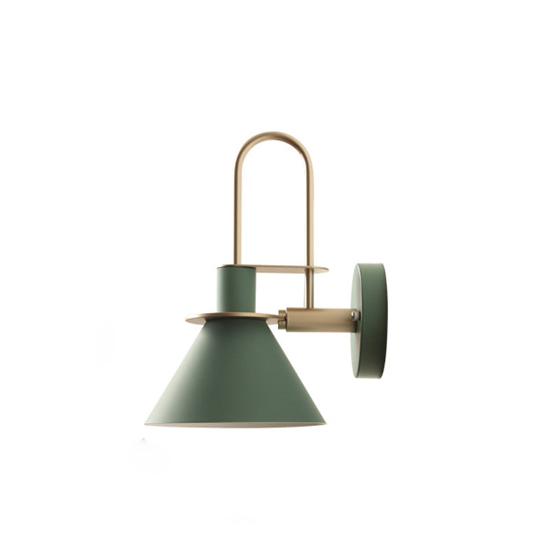 Lampada a parete in macaron di ferro laccata in moderna luce a parete a parete conica per camera da letto