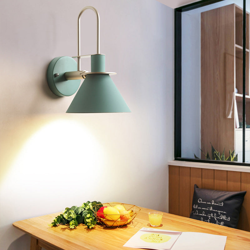 Lámpara de pared de macaron de hierro lacado en moderna luz de pared simple de estilo nórdico para dormitorio