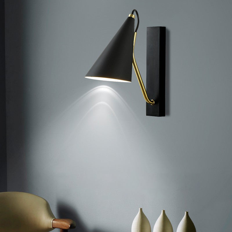 Moderna lampada a parete conica a parete singola creativa a parete singola per camera da letto