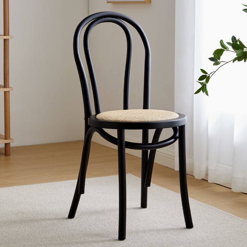 La salle à manger traditionnelle en bois massif préside les chaises latérales arrière mates de Windsor de finition