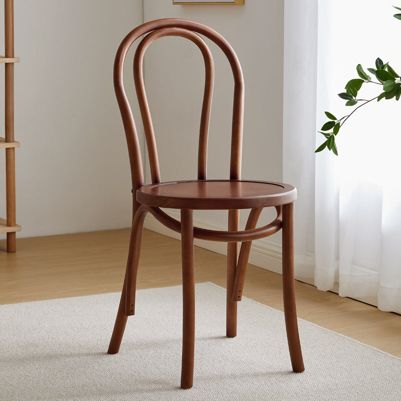 La salle à manger traditionnelle en bois massif préside les chaises latérales arrière mates de Windsor de finition