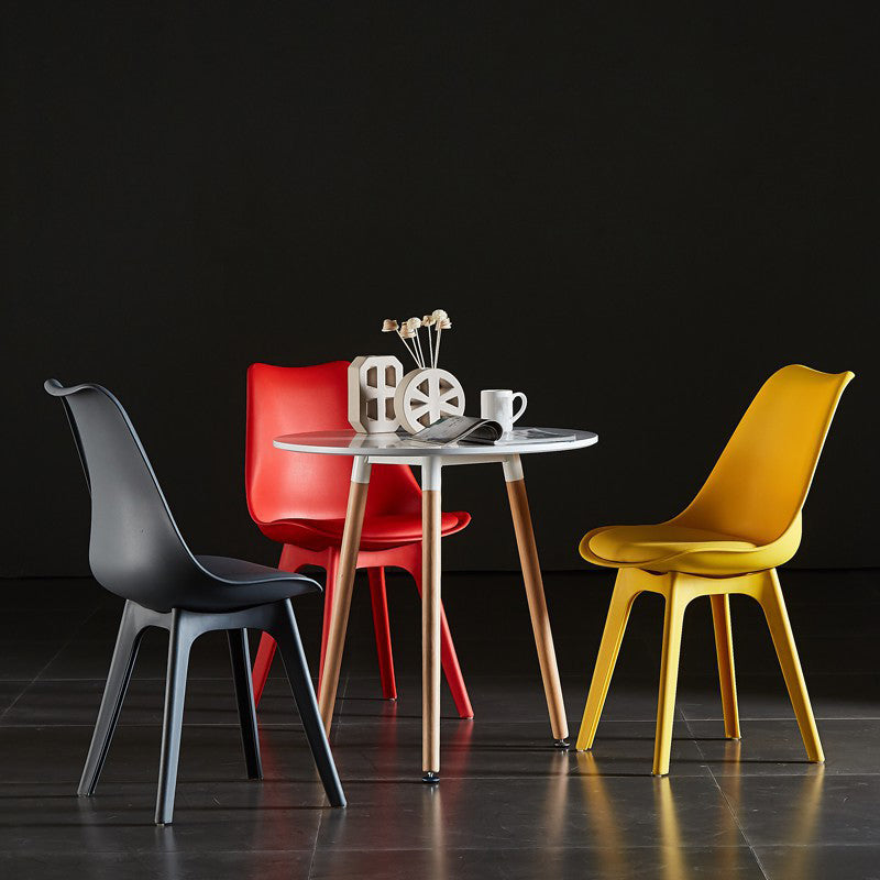 Sedia di plastica moderna 33 "H Solida sedia da pranzo sul retro solido per ristorante