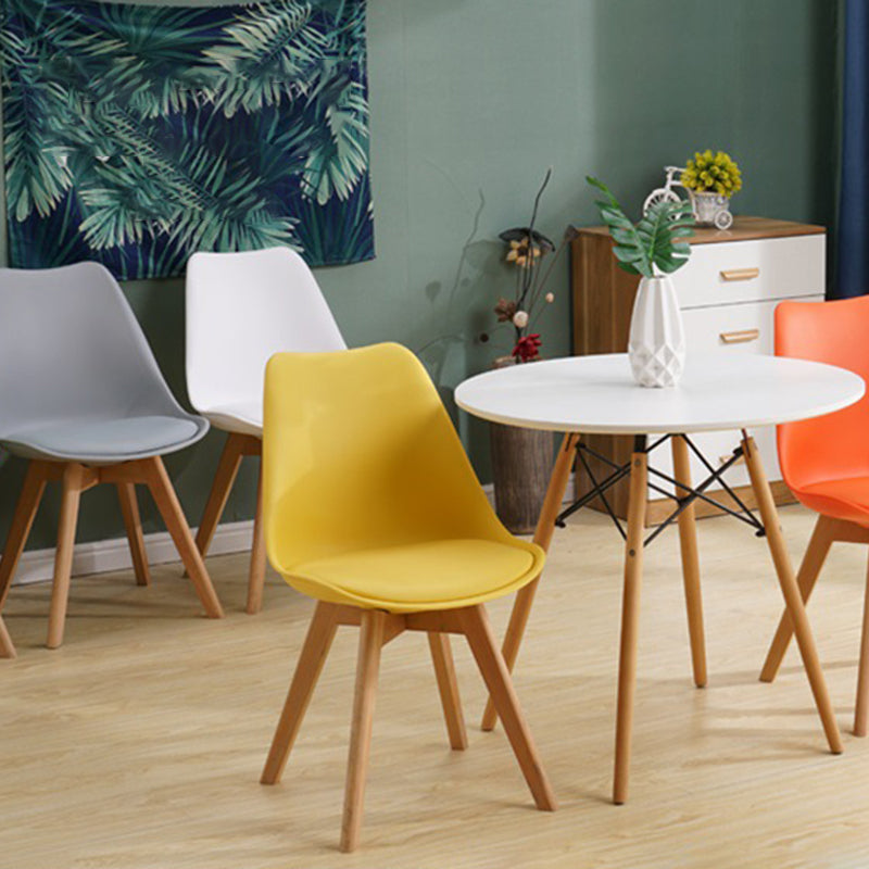 Sedia da casa scandinava sedia da pranzo in plastica in plastica con gambe in legno