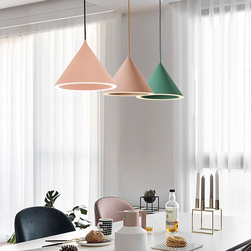 Moderner Stil Anhänger Lichtkegelform Metall 3 Lichter Suspendierung Anhänger