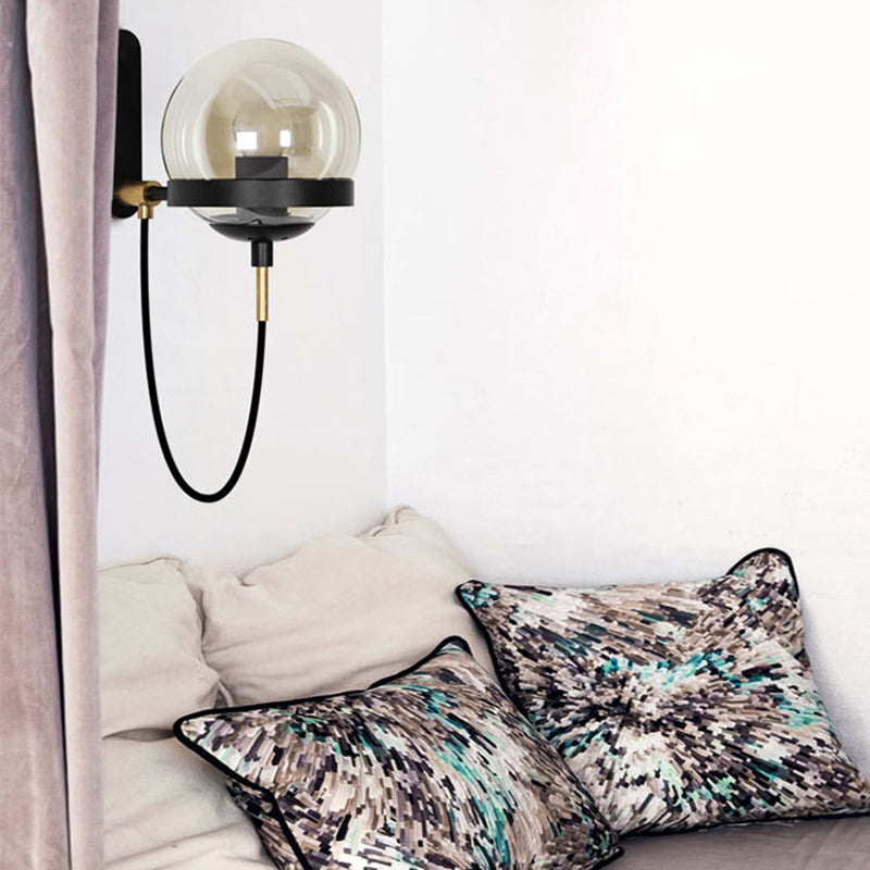 Moderne creatieve smeed met een enkele wandlamp met ijzeren bol hangen muurlicht met glazen schaduw
