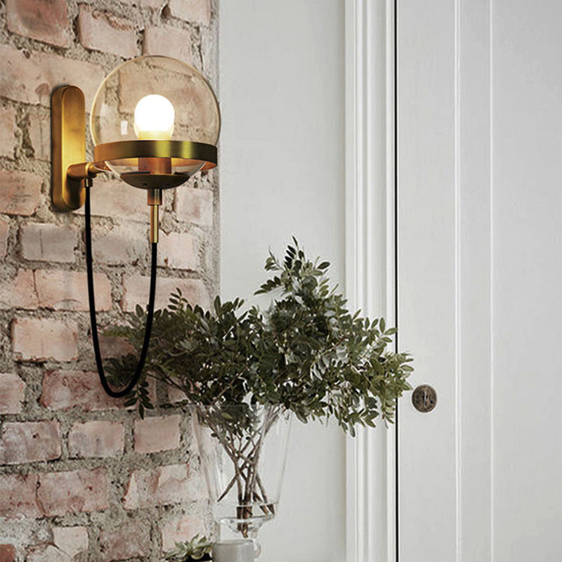 Moderne creatieve smeed met een enkele wandlamp met ijzeren bol hangen muurlicht met glazen schaduw