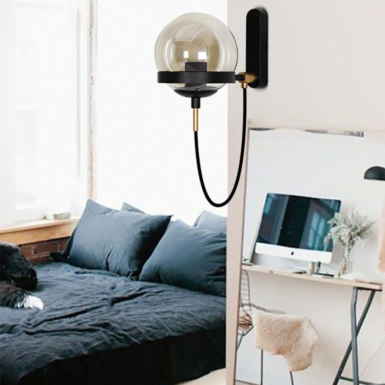 Moderne creatieve smeed met een enkele wandlamp met ijzeren bol hangen muurlicht met glazen schaduw