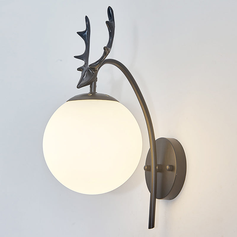 Lampada montata a parete interna da 14 "ad alta semplicità con tonalità di vetro in nero/oro