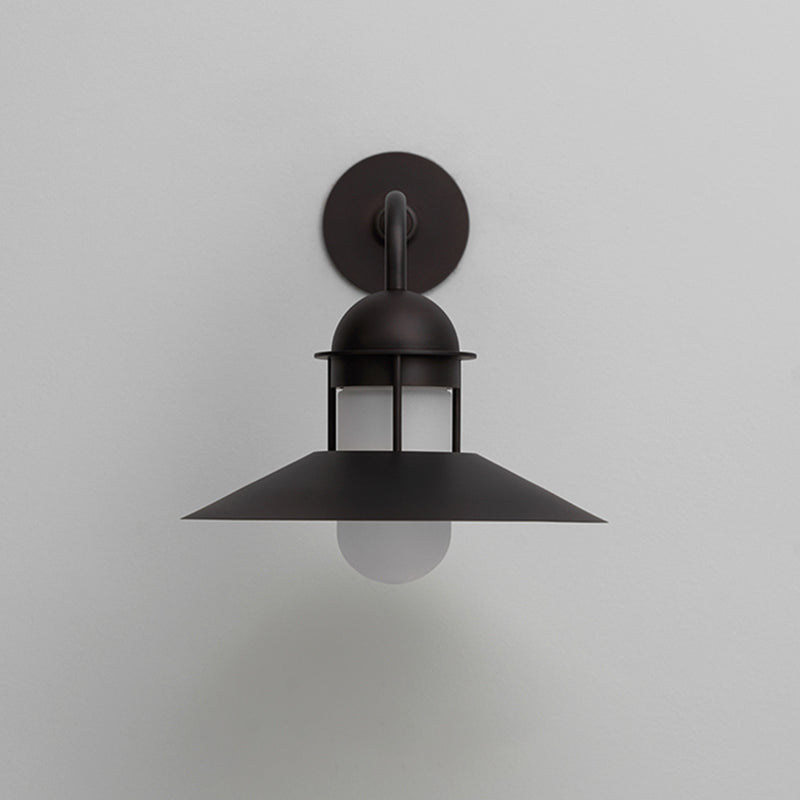 Matte schwarze konische Wandlampe Vintage Metall Outdoor LED -Wandmontagelampe mit Kapselglasschatten