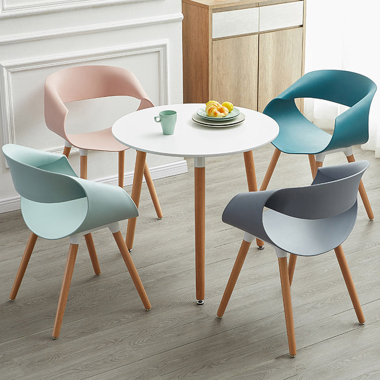 Chaises d'appoint de salle à manger en plastique Chaise d'intérieur et d'extérieur Glam de 18 po de large, chaise d'appoint à dossier ouvert