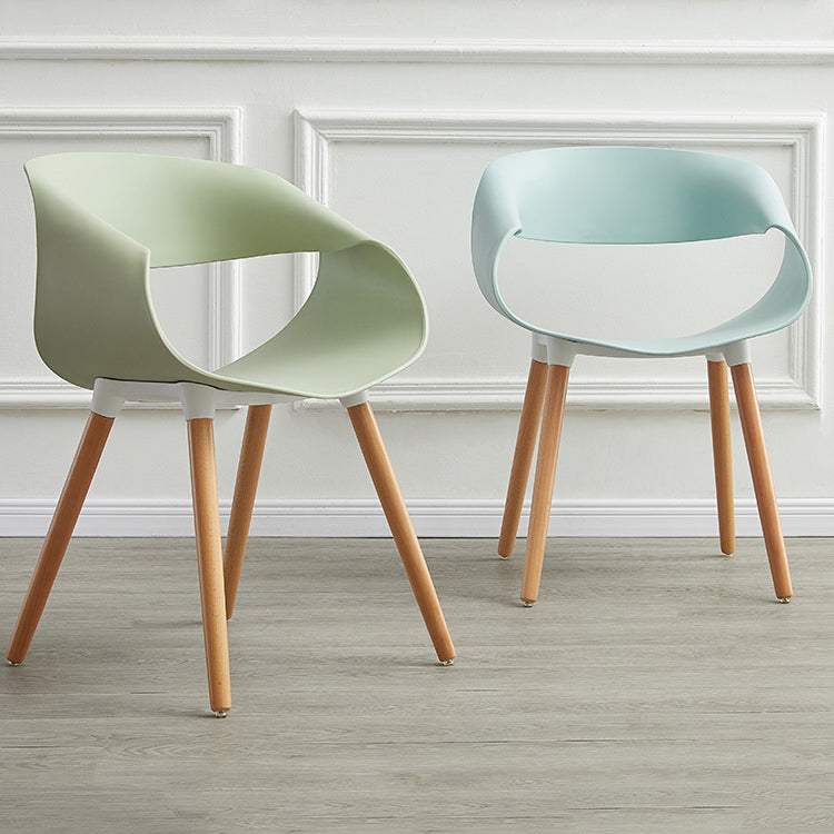 Chaises d'appoint de salle à manger en plastique Chaise d'intérieur et d'extérieur Glam de 18 po de large, chaise d'appoint à dossier ouvert