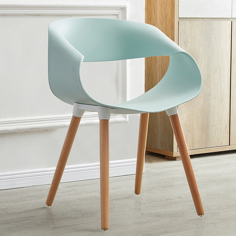 Chaises d'appoint de salle à manger en plastique Chaise d'intérieur et d'extérieur Glam de 18 po de large, chaise d'appoint à dossier ouvert