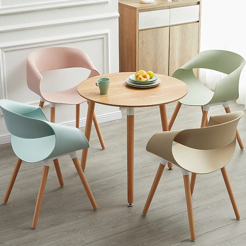 Chaises d'appoint de salle à manger en plastique Chaise d'intérieur et d'extérieur Glam de 18 po de large, chaise d'appoint à dossier ouvert