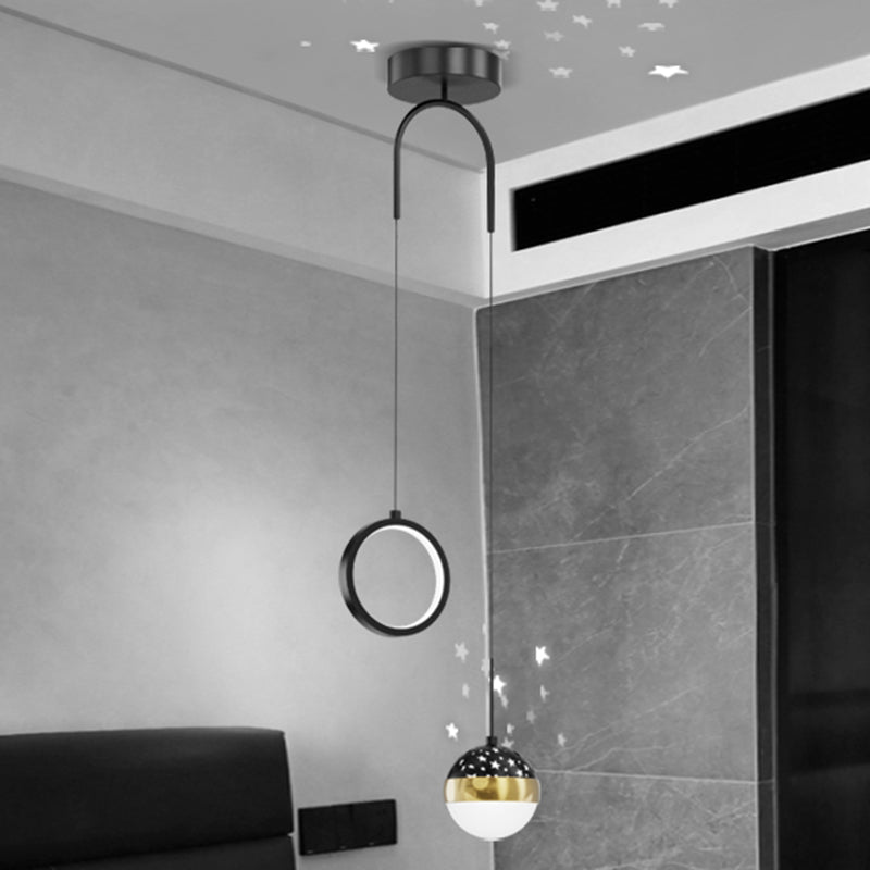 Ciondolo a ciondolo circolare e ascensore contemporaneo in nero per la sala da studio del bar