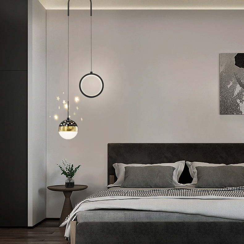 Ciondolo a ciondolo circolare e ascensore contemporaneo in nero per la sala da studio del bar