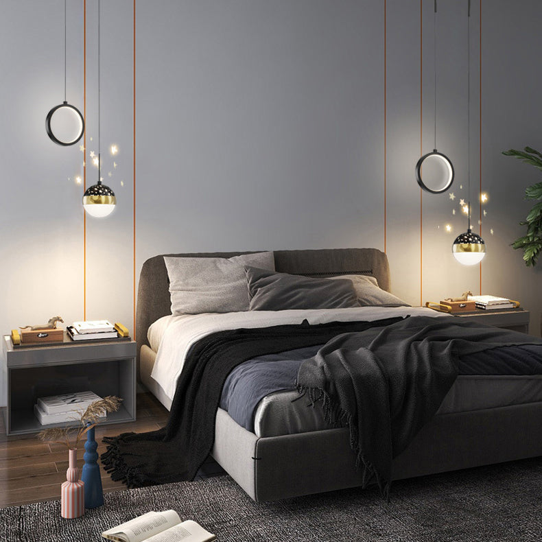 Ciondolo a ciondolo circolare e ascensore contemporaneo in nero per la sala da studio del bar