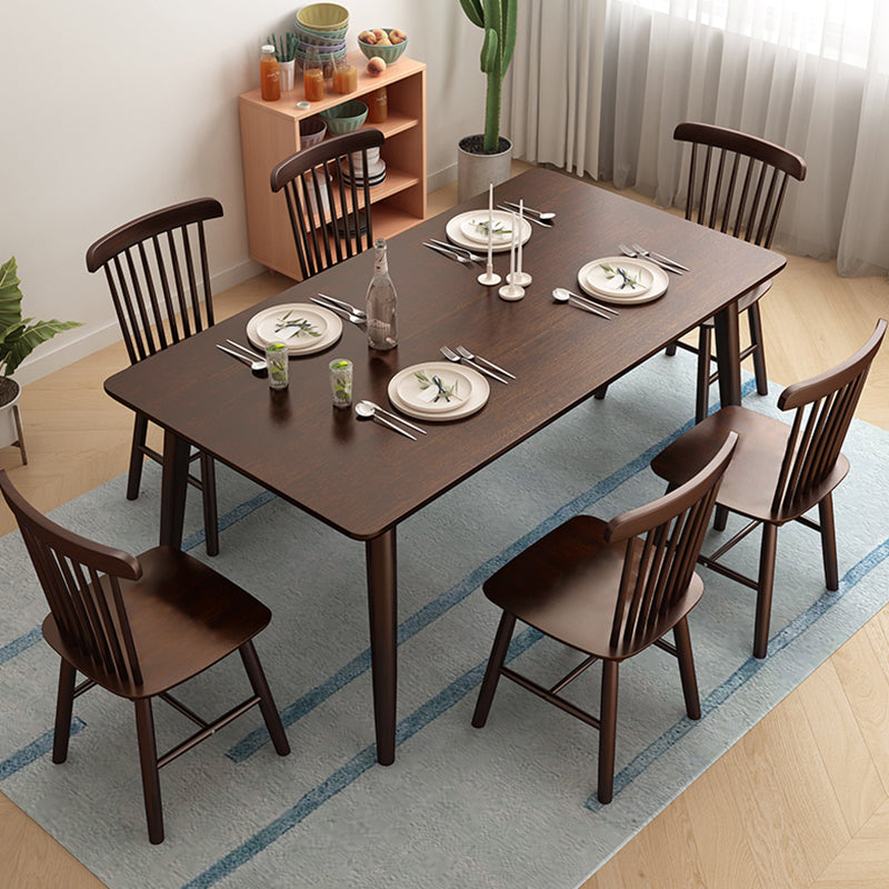 Zeitgenössisches Rechteck Esstisch Gummiholz Massivholz Tisch mit 4 Beinen für das Abendessen in der Küche zu Hause