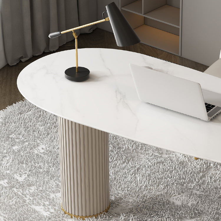 Table à manger ovale contemporaine en métal