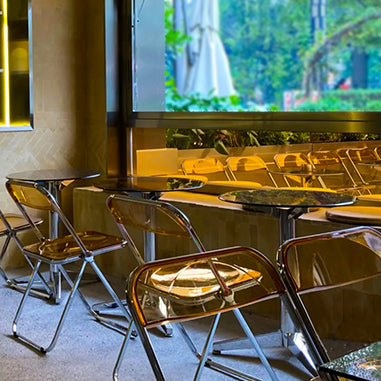 Eettafel van helder gehard glas Eigentijdse eettafel met driepootbasis
