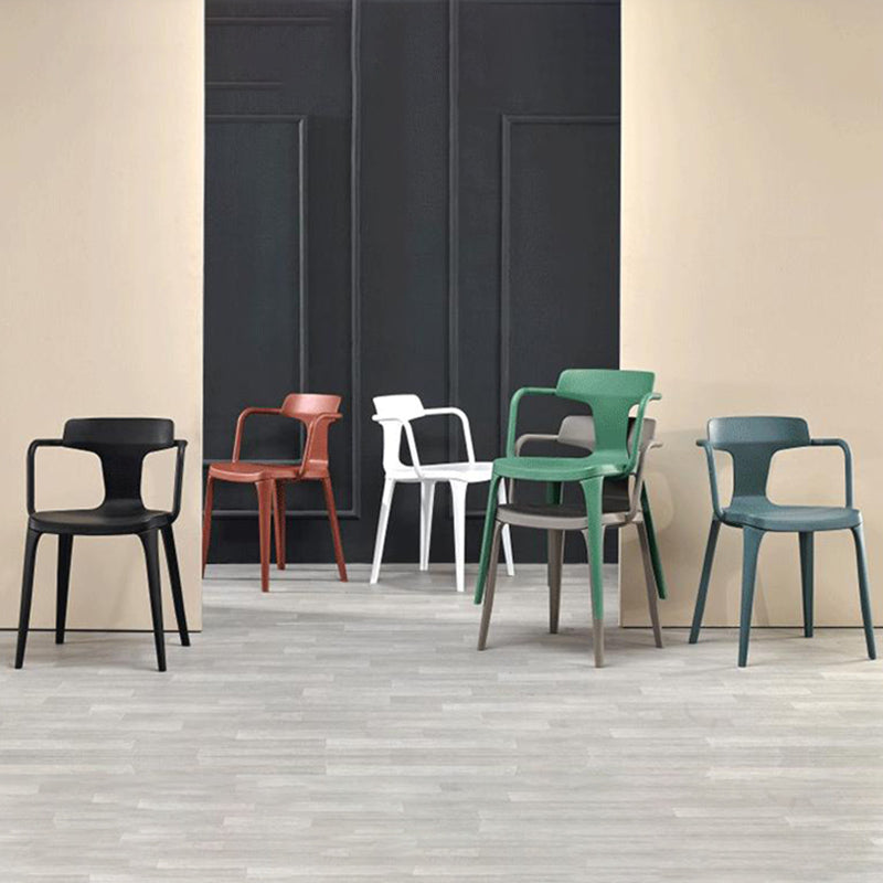 Chaise de bras à la maison contemporaine dos en plastique en plastique empilable chaise de salle à manger empilable
