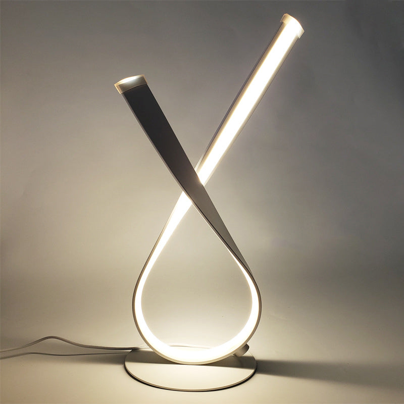 Lampada da tavolo lineare Lampade da comodino moderne Lampada da tavolo in metallo a 1 luce in bianco