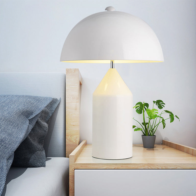 Nuits et lampe pour la chambre à coucher de table en métal.