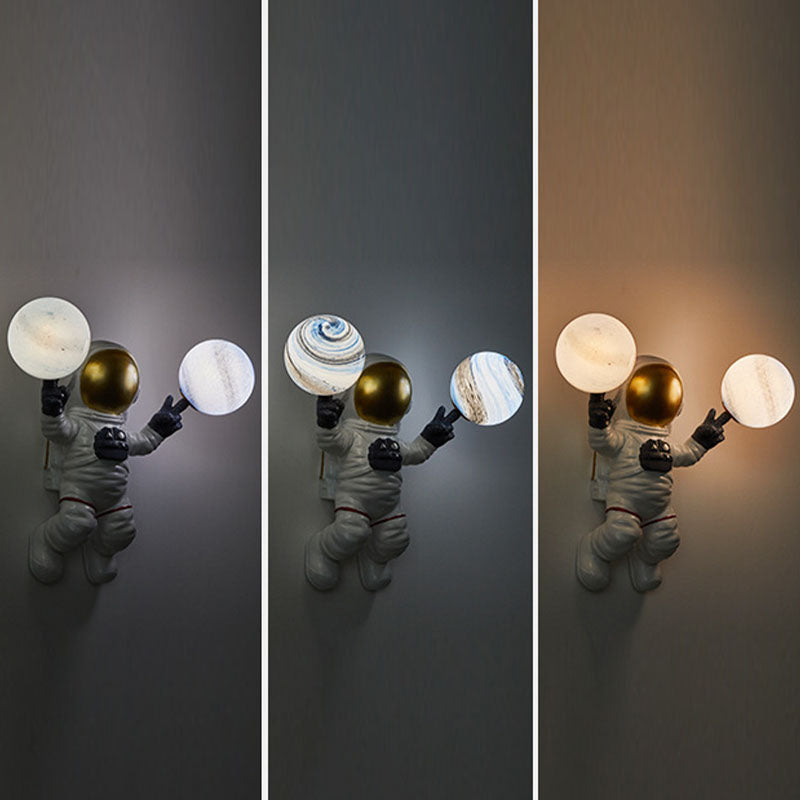 Pianeta in vetro soffiato e astronauta Light Kids Style Style a 2 teste Apparecchiatura da parete