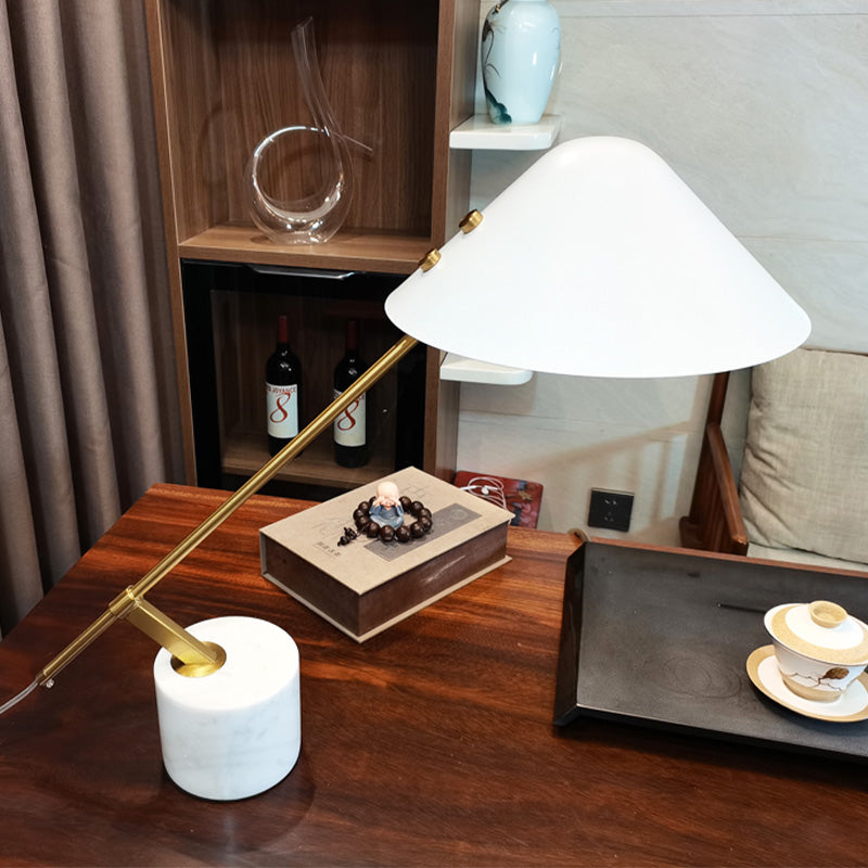 Lámpara de mesa cónica de oro blanco posmoderno 1 linda luz de metal de metal luz con base de mármol
