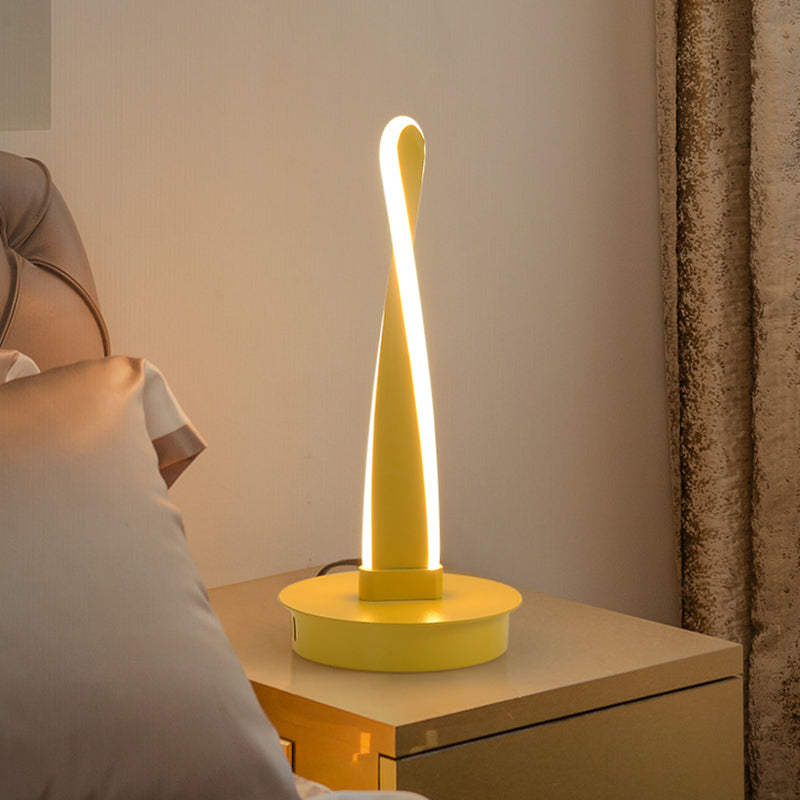 Accrilico Twisted Task Lighting Lampada da tavolo a LED moderna in giallo/nero con base di metallo rotondo